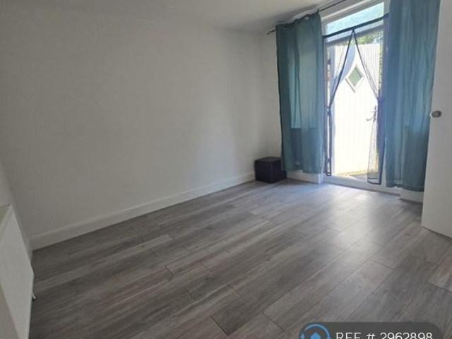 Flat for rent in South Chingford, Greater London