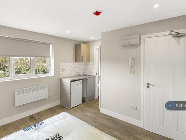 Flat for rent in Lower Halliford, Surrey