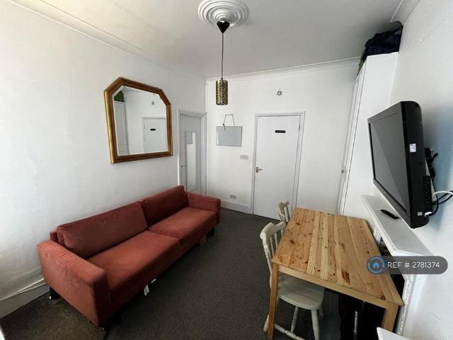 Studio for rent in Furzedown, Greater London