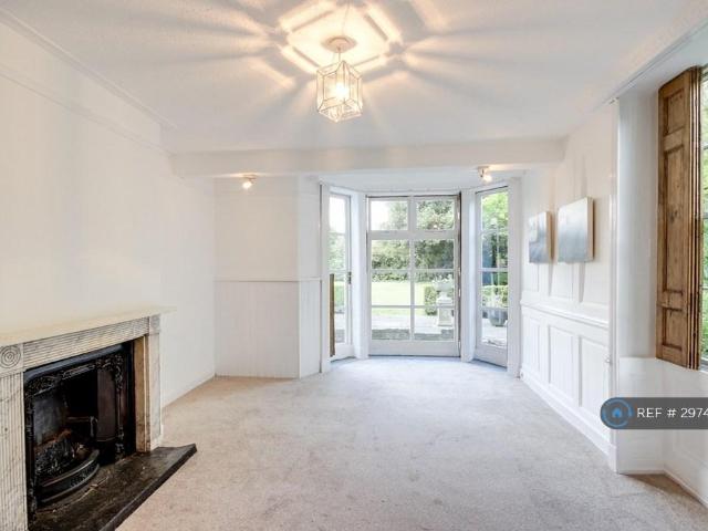 Flat for rent in Blackhills, Surrey