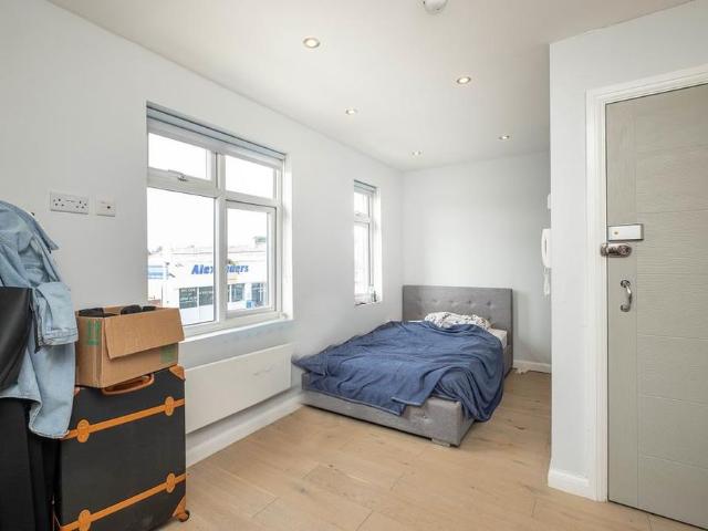 Studio for rent in Whitton, Greater London