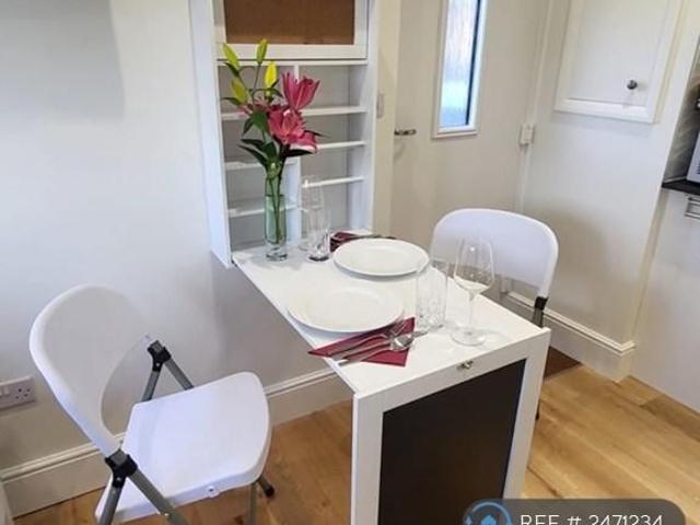 Studio for rent in Barton-le-clay, Bedfordshire