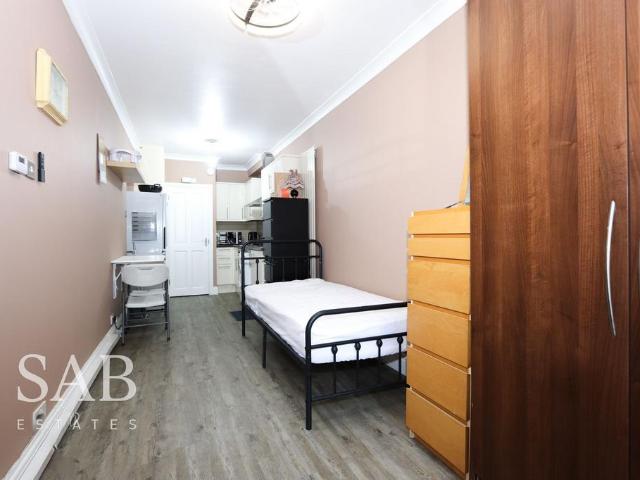 Flat for rent in London Borough of Ealing, Greenford
