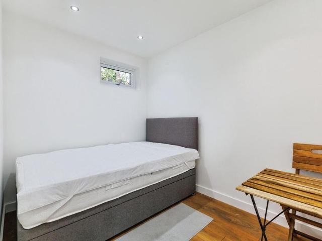 Studio for rent in Benhilton, Greater London