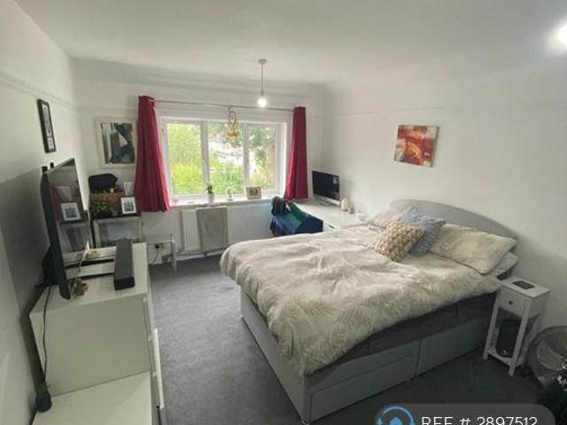 Flat for rent in The Hale, Greater London