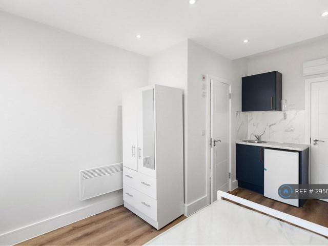 Flat for rent in Thames View, Greater London