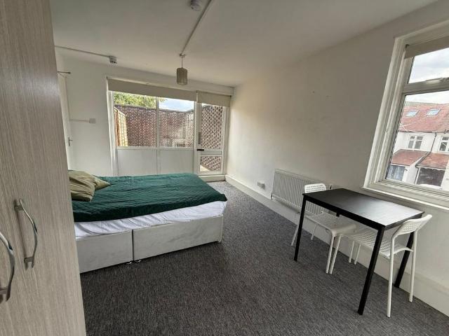Studio for rent in Oakwood, Greater London