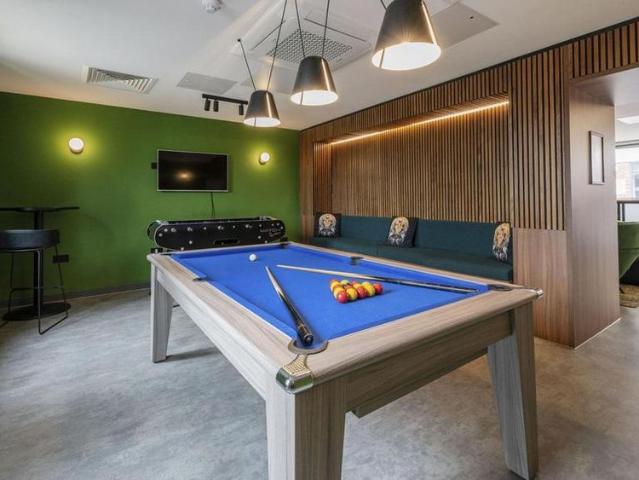 Studio for rent in Row Town, Surrey