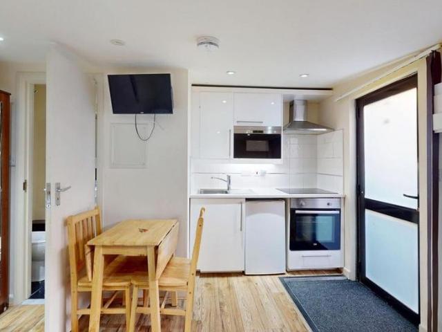 Studio for rent in Mapesbury, Isle Of Man