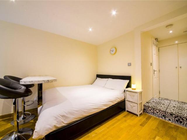 Studio for rent in Islington, Canonbury