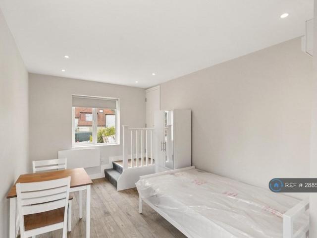 Flat for rent in Bennetts End, Pouchen End