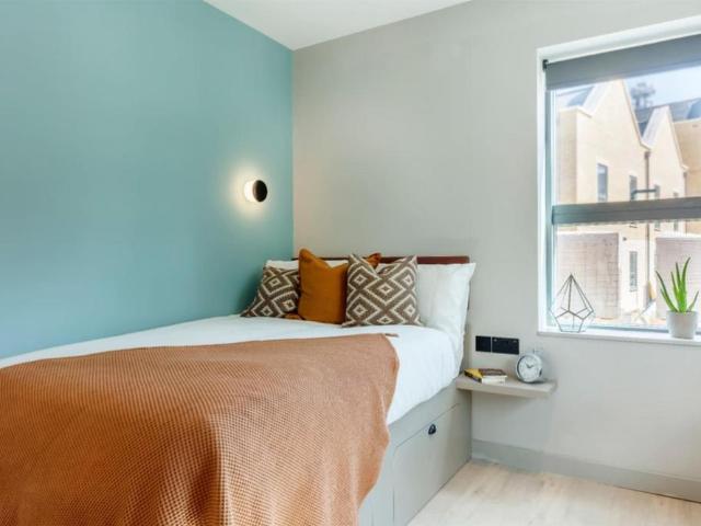 Studio for rent in Row Town, Surrey
