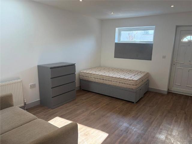 Flat for rent in Caterham on the Hill, Hillview