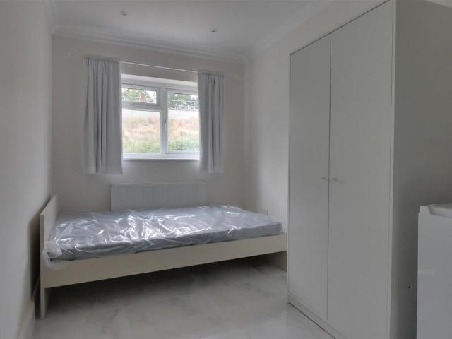 Flat for rent in London Borough of Ealing, Perivale