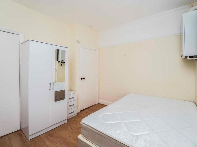 Studio for rent in London Borough of Ealing, Perivale