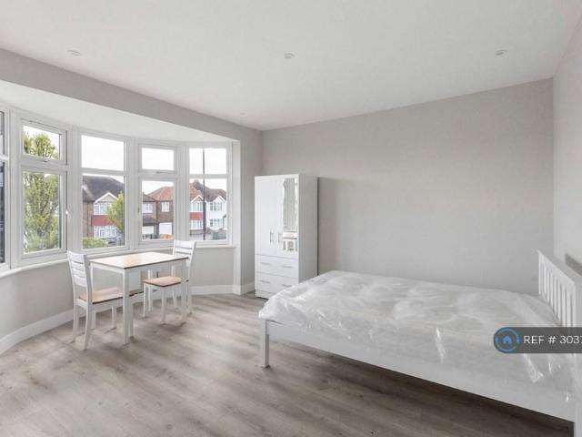 Flat for rent in Edgebury, Greater London