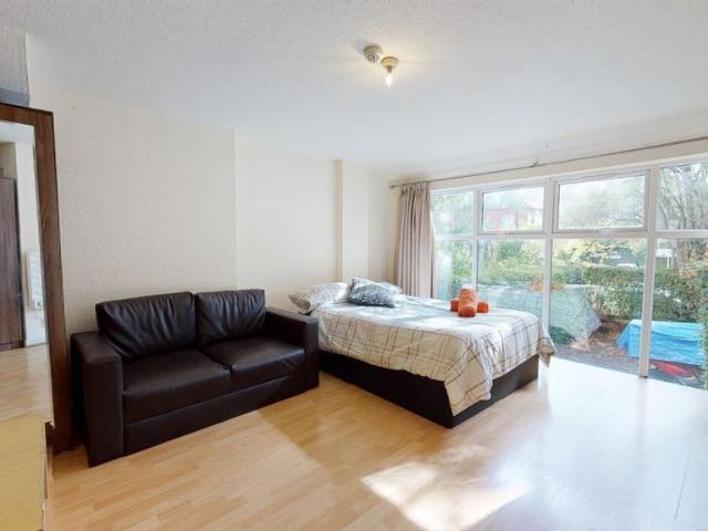 Flat for rent in Mapesbury, Greater London