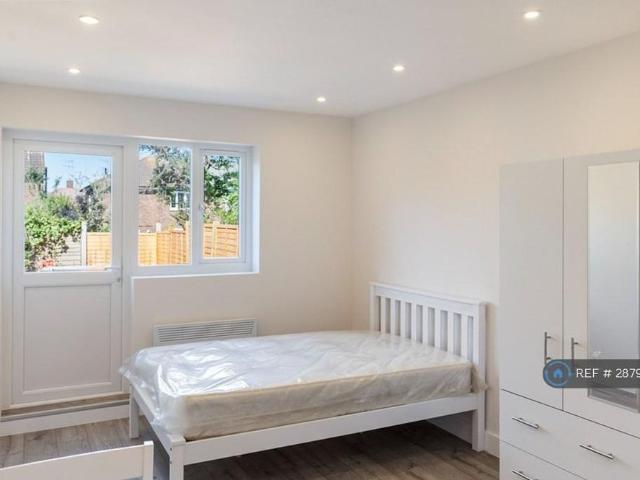 Studio for rent in Elstree and Borehamwood, Borehamwood