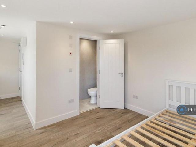 Studio for rent in Lower Halliford, Surrey