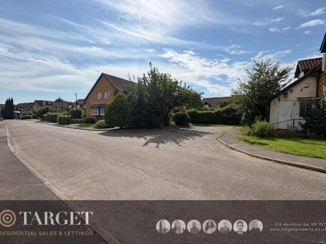 Flat for rent in Carterhatch, Greater London