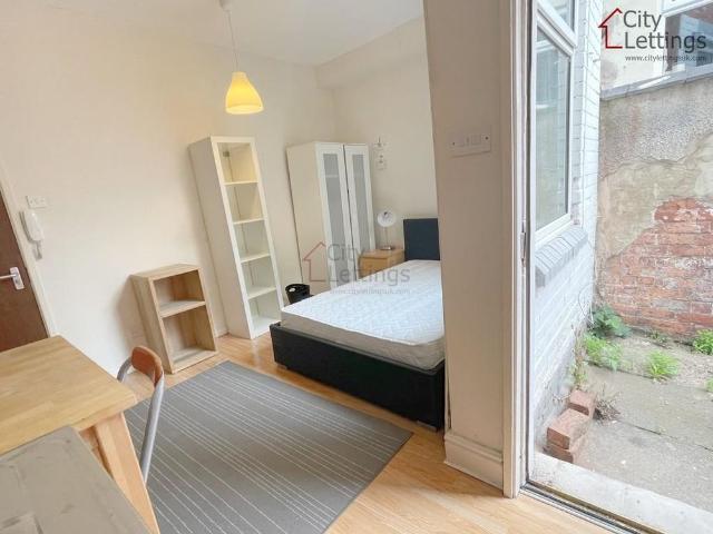 Studio for rent in West Yorkshire