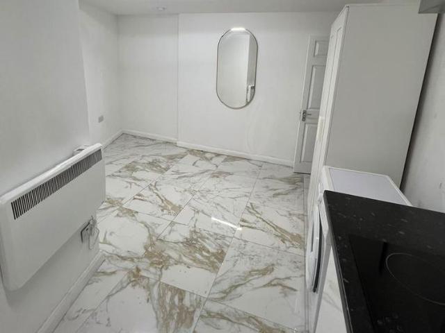 Studio for rent in Aveley, Essex