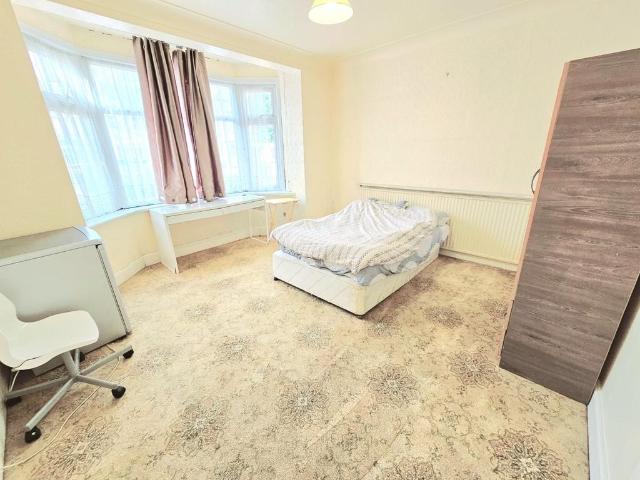Flat for rent in Newbury Park, Greater London