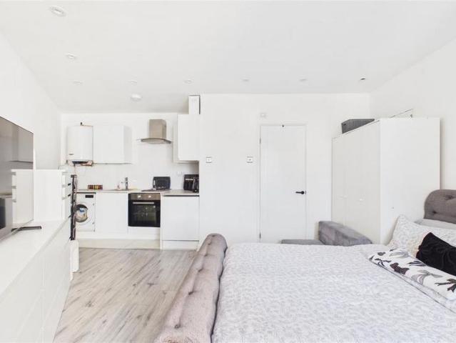 Studio for rent in Broxbourne, Hertfordshire