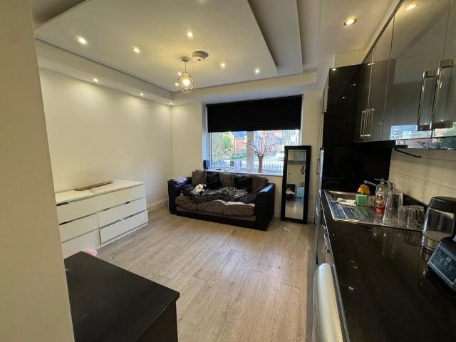 Studio for rent in London Borough of Hounslow, Spring Grove