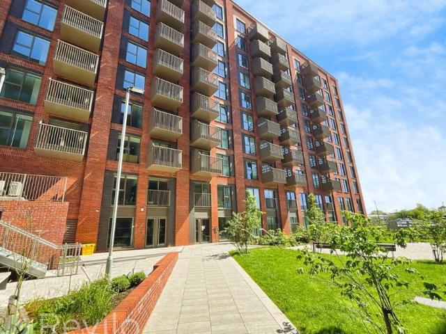 Flat for rent in Burnedge, Greater Manchester