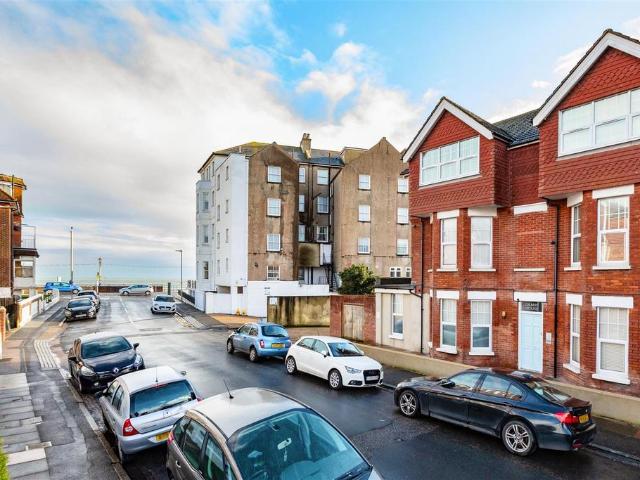 Flat for rent in Roselands, Eastbourne
