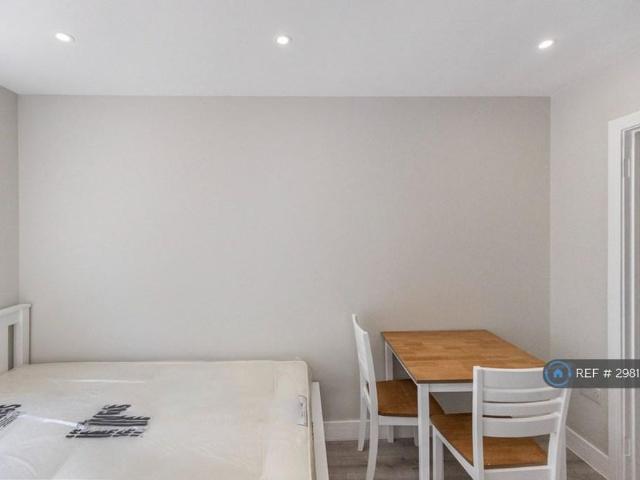 Studio for rent in Lower Halliford, Surrey