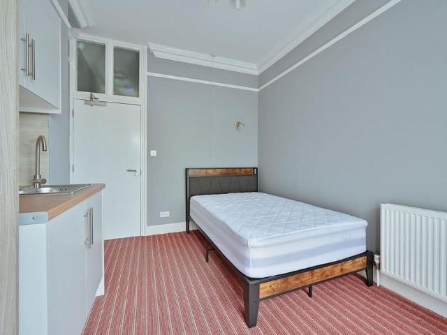 Studio for rent in Connaught Park, Bushey