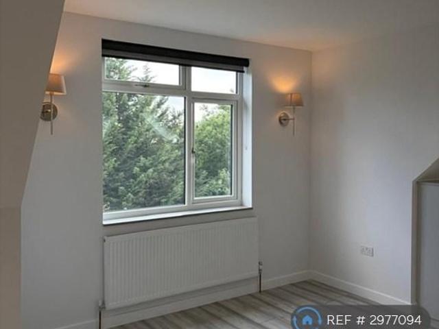 Room for rent in Little Stanmore, Greater London