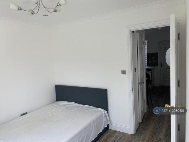 Flat for rent in Marks Gate, Greater London