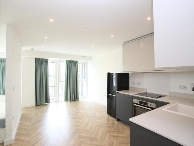 Flat for rent in Kingston Upon Thames, Norbiton