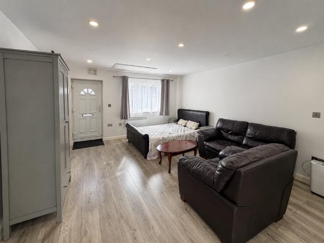 Studio for rent in Cheylesmore, West Midlands