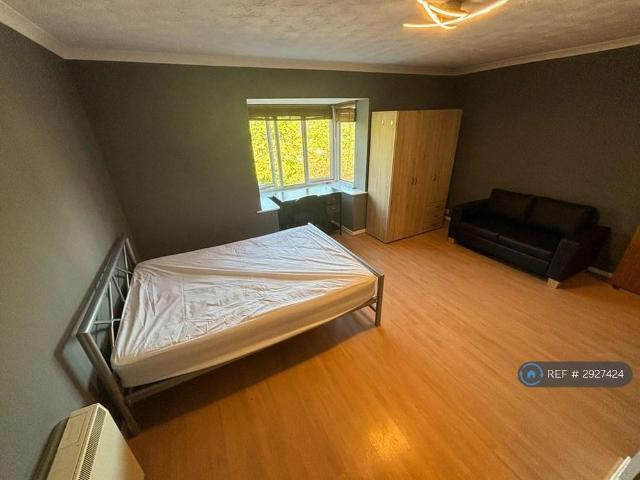 Studio for rent in Cowley, Greater London