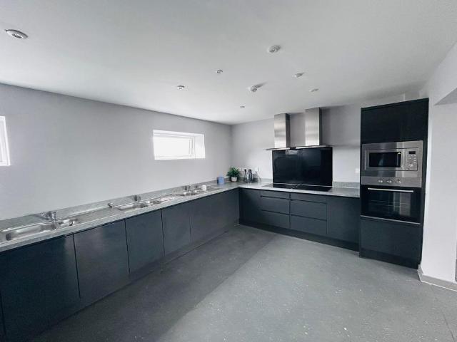 Flat for rent in Calderstones