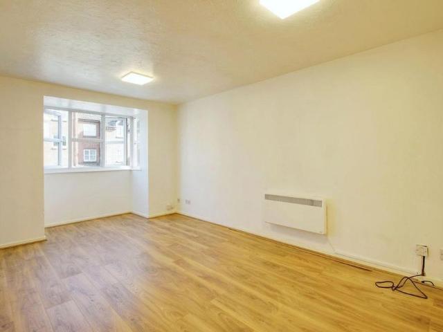 Studio for rent in Yiewsley, Greater London