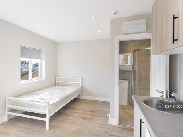 Studio for rent in London Borough of Sutton, Greater London
