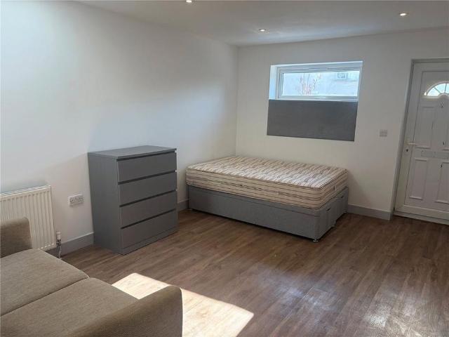 Studio for rent in Caterham on the Hill, Hillview