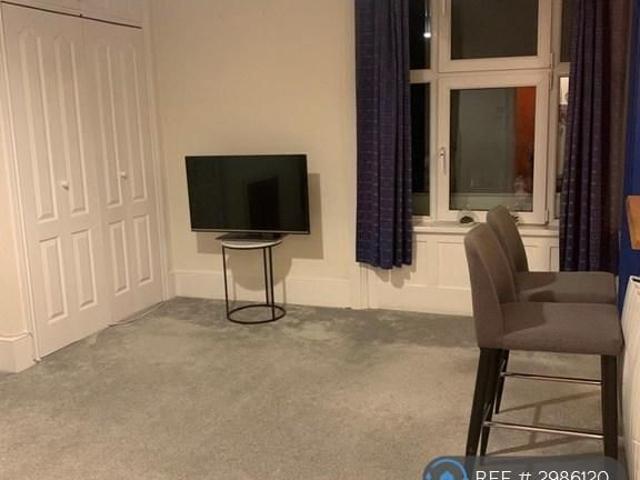 Studio for rent in St James, Sandown Park