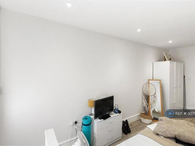 Studio for rent in Kingswood, Watford