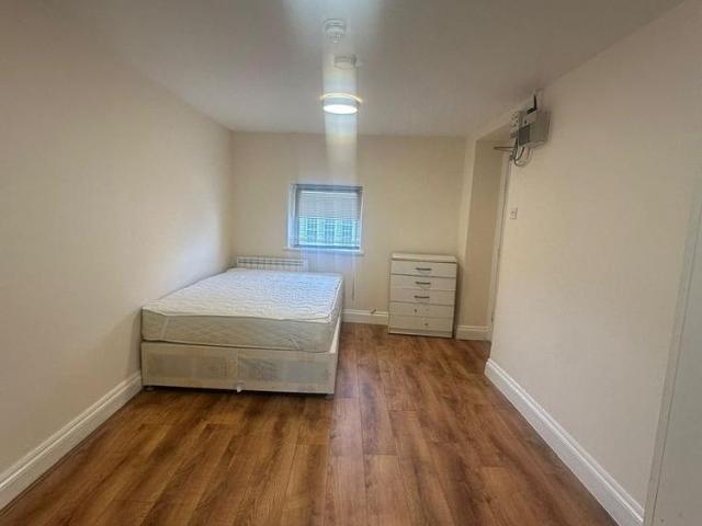 Studio for rent in West Yorkshire