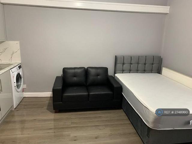 Studio for rent in Great Horton, West Yorkshire