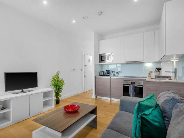 Studio for rent in London Borough of Hounslow, Heston