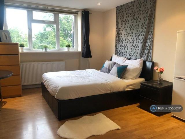 Flat for rent in Lane, Greater London