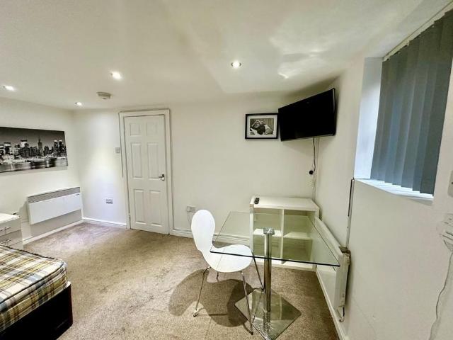 Studio for rent in Harehills, West Yorkshire