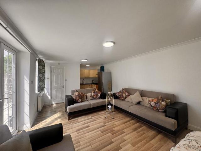 Studio for rent in London Borough of Hounslow, Heston